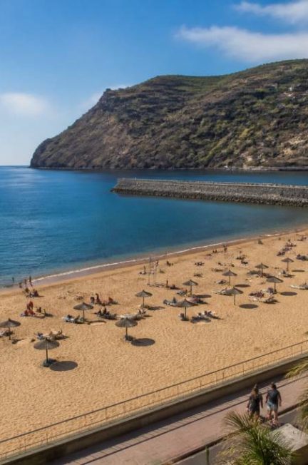 Praia da Calheta : guide complet de la plage de sable doré à Madère