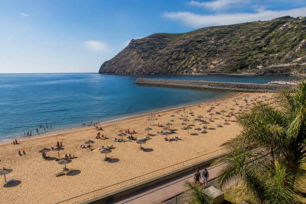 Praia da Calheta : guide complet de la plage de sable doré à Madère